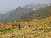69 Scendendo dalla Bocchetta Triomen con vista verso il Tre Signori e amici 